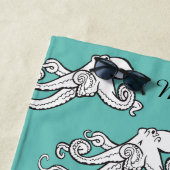 Serviette De Plage Scènes de pieuvre curieux Motif Turquoise Monogram (En situation)