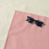 Serviette De Plage Script de nom de monogramme rose vif personnalisé (En situation)