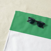 Serviette De Plage Script moderne blanc rayé vert personnalisé (En situation)