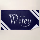 Serviette De Plage Script Wifey moderne Marine et rayures blanches (Devant)