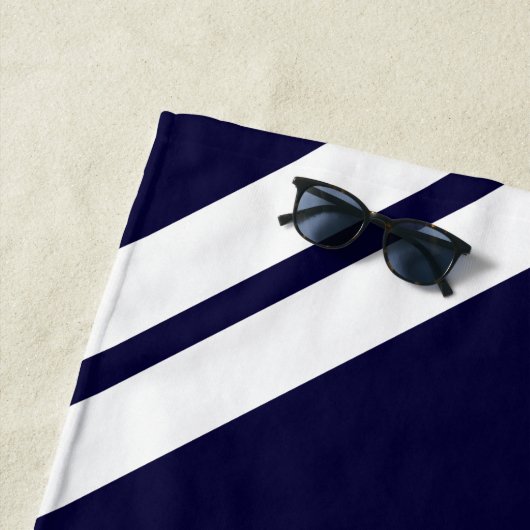 Serviette De Plage Script Wifey moderne Marine et rayures blanches (En situation)