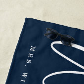 Serviette De Plage Script Wifey moderne Marine marine et bandes blanc (En situation)