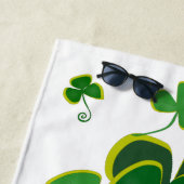 Serviette de plage shamrock (En situation)