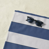 Serviette De Plage Silver Stripes Custom Text Beach INVITÉ (En situation)