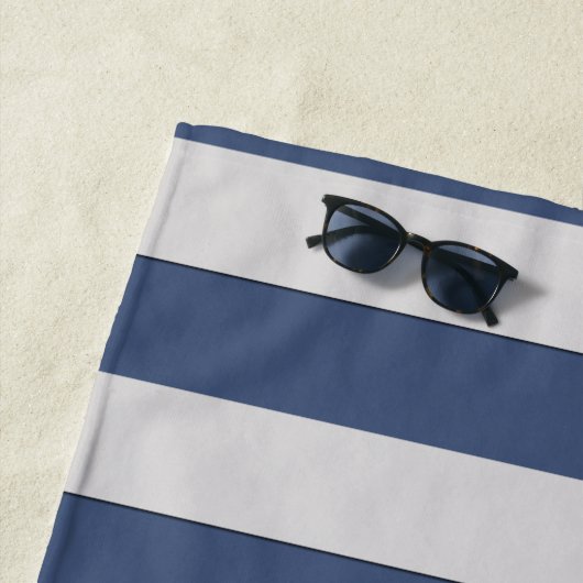 Serviette De Plage Silver Stripes Custom Text Beach INVITÉ (En situation)