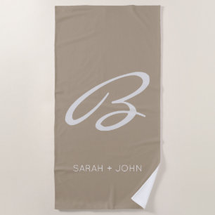 Serviette De Plage Simple Elegant Taupe Monogramme Nom Personnalisé