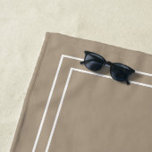 Serviette De Plage Simple Élégante Taupe Monogram Beach Towne (En situation)