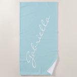 Serviette De Plage Simple minimaliste Nom de script Pastel Aqua perso<br><div class="desc">Cette élégante serviette de plage présente un design simple et minimaliste de votre nom dans une belle écriture manuscrite en blanc sur un arrière - plan pastel bleu aqua. Super idée cadeau !</div>