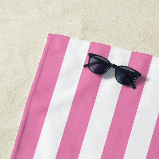 Serviette De Plage Simple moderne rose rayures blanches Monogramme (En situation)