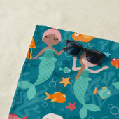 Serviette De Plage Sirènes Whimiques Sous Le Turquoise De La Mer (En situation)
