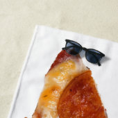 Serviette De Plage SlipperyJoe's classique pepperoni pizza tranche fo (En situation)