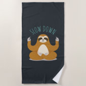 Serviette De Plage Sloth in Lotus Yoga Pose "Ralentir" (Devant)