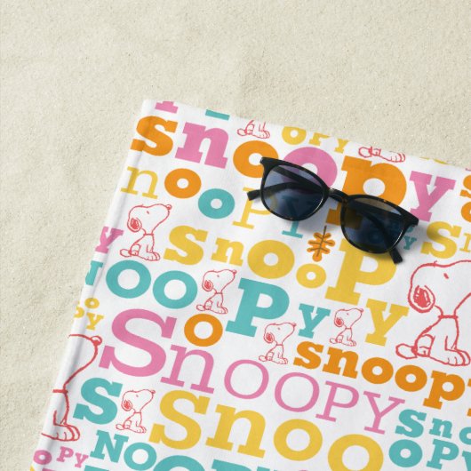 Serviette De Plage Snoopy Pastel Text Pattern (En situation)