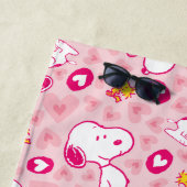 Serviette De Plage Snoopy & Woodstock Motif Coeurs roses (En situation)
