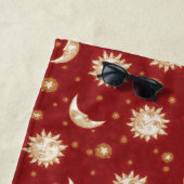 Serviette De Plage Soleil or et lune sur rouge (En situation)