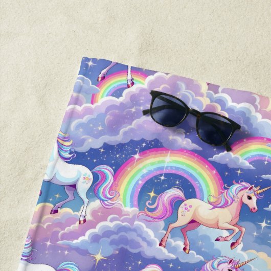 Serviette De Plage Sparkly rainbow and unicorns on clouds (En situation)
