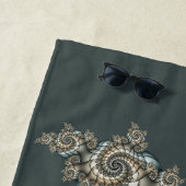 Serviette De Plage Spirales d'art fractal beige abstrait bleu clair (En situation)