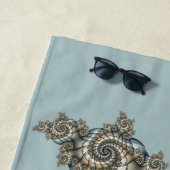 Serviette De Plage Spirales d'art fractal beige abstrait bleu clair (En situation)