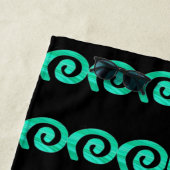 Serviette De Plage spirales turquoise et bleue motif sur noir (En situation)