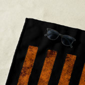 Serviette De Plage Stars et rayures US Drapeau Design en orange sur u (En situation)
