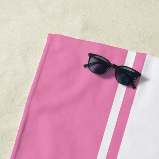 Serviette De Plage Stripes blanches roses solides Nom moderne (En situation)