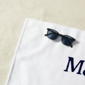 Serviette De Plage Stylé Marine Bleu Stripes Nom Nautique (En situation)