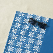 Serviette De Plage Stylish Blue & White Floral grec Personnalisé (En situation)