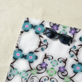 Serviette De Plage Superbe motif de lacis de fleurs bleu violet (En situation)
