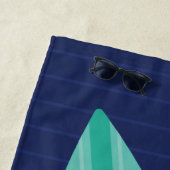 Serviette De Plage Surf Sable & Vagues Retro Turquoise & Navy Surboar (En situation)