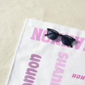 Serviette De Plage T Rex Dinosaur rose Nom personnalisé (En situation)