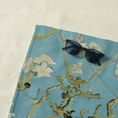 Serviette De Plage Tableau des fleurs d'amandes de Van Gogh (En situation)