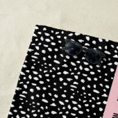 Serviette De Plage Tache noire et blanche avec bande rose personnalis (En situation)