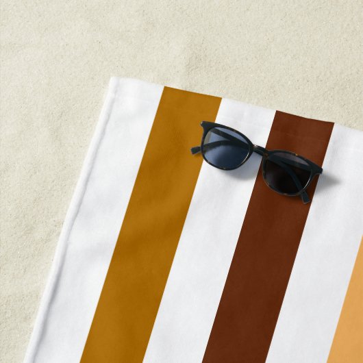 Serviette De Plage Tan Brown Orange Vertical Stripes Monogramme (En situation)