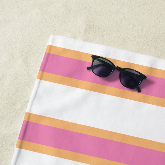 Serviette De Plage Tangerine rose Blanc moderne Preppy Stripes Plage (En situation)