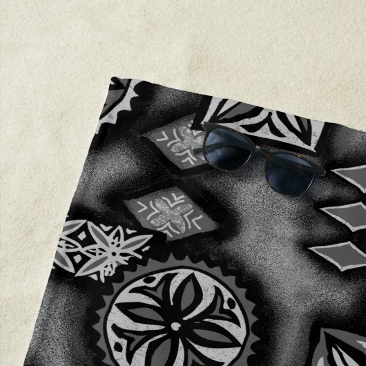 Serviette De Plage Tapa primitif Hawaïen Warriian - Gris (En situation)