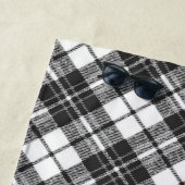 Serviette De Plage Tartan motif Noël noir blanc Monogramme (En situation)