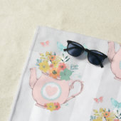 Serviette De Plage Teapot rose avec Fleurs et Papillons Motif (En situation)