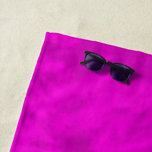Serviette De Plage Teinture tie-dye violette et rose, (En situation)