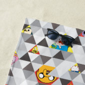 Serviette De Plage Temps d'aventure | Motif de caractères triangulair (En situation)