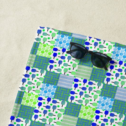 Serviette De Plage Terrains de Pickleball Bleu et Vert, Paddles & Bal (En situation)