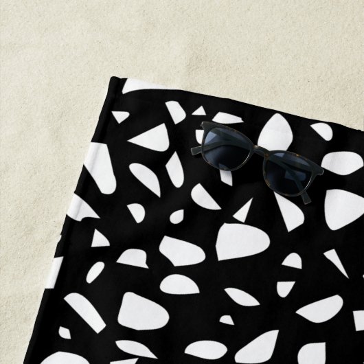 Serviette De Plage Terrazzo noir blanc motif monogramme initial (En situation)
