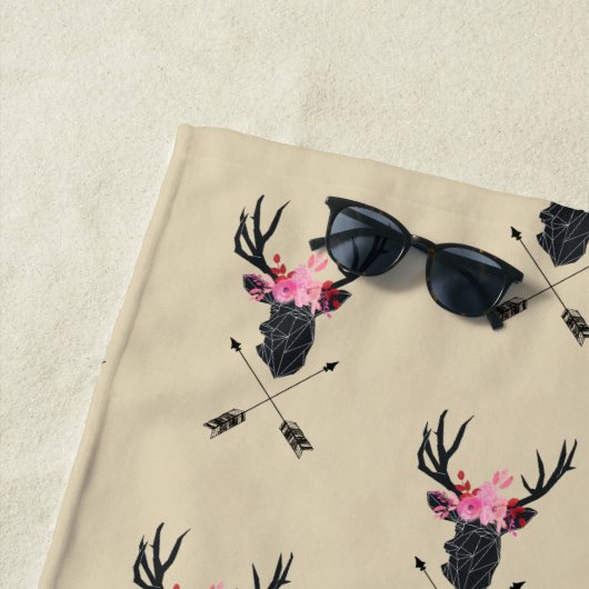 Serviette De Plage Tête de cerf géométrique avec fleurs et flèches cr (En situation)