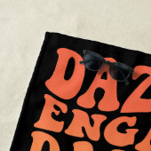 Serviette De Plage Texte de dégradé rétroactif endommagé personnalisé (En situation)