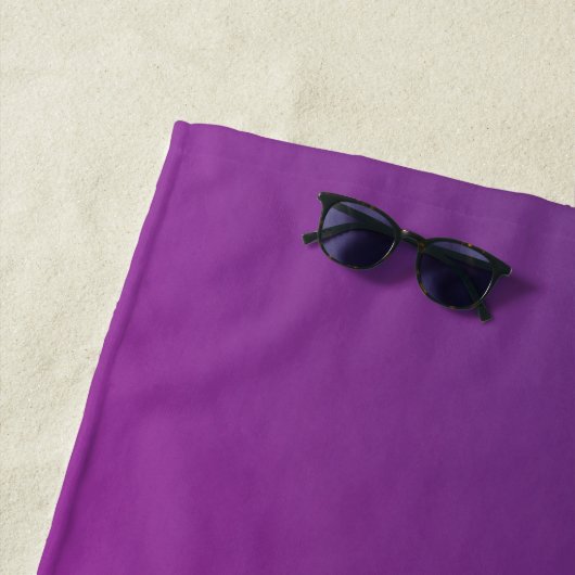Serviette De Plage Texte monogramme modifiable moderne & Ombre violet (En situation)