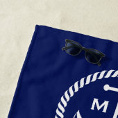 Serviette De Plage Texte nautique bleu décoré d'un monogramme de (En situation)