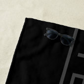 Serviette De Plage Texte personnalisable | Gras moderne noir et gris  (En situation)