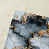 Serviette De Plage Texture de marbre bleu foncé avec veines d'or liqu (En situation)