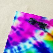 Serviette de plage Tie Dye arc-en-ciel (En situation)