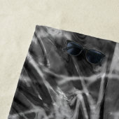 SERVIETTE DE PLAGE TIE DYE BLACK WHITE (En situation)