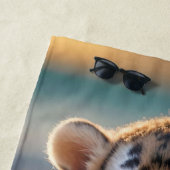 Serviette De Plage Tiger Cub "SOLEIL, SABLE ET STRIPES" (En situation)